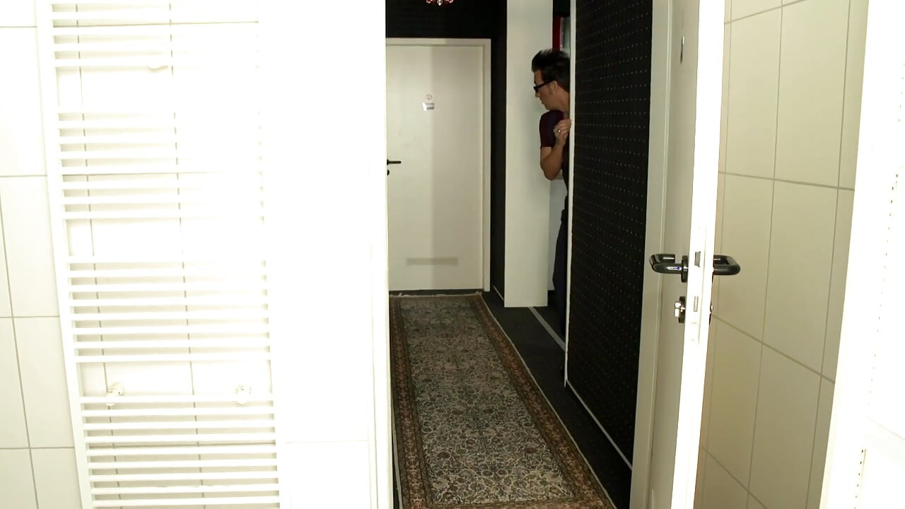 Awek blonde menghisap mendalam seorang lelaki yang lebih tua di bilik air tetapi yang lain membawanya untuk kongkek pejabat yang baik