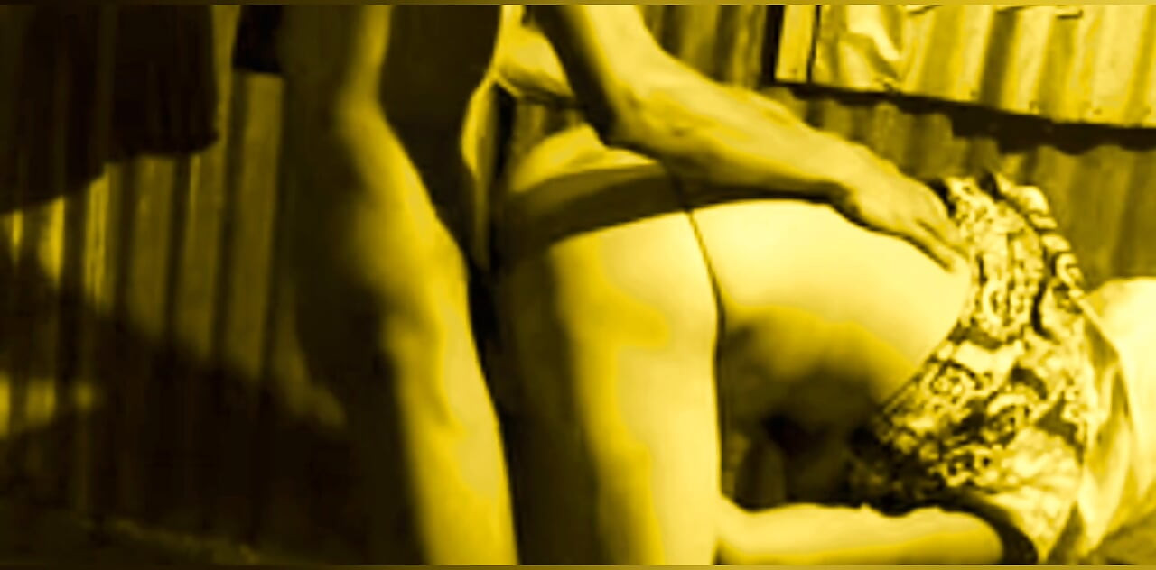 Indiancă bhabi sexy care face curățenie își folosește țâțele mari uimitoare pentru devar cu o pulă mare pentru a o fute