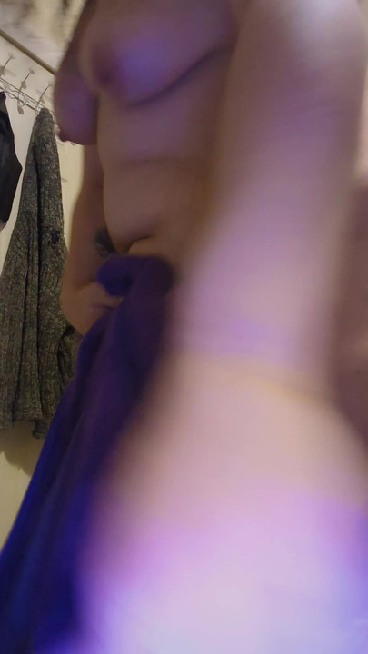 Manchmal müssen sie sich im badezimmer verstecken und mit ihrer muschi spielen
