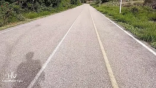 Извращенец показывает мне свой пенис на публике, и я не смог устоять, пробуя его в заброшенном здании