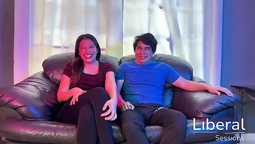 PASANGAN TEMAN MEMUASKAN FANTASI MEREKA UNTUK MELAKUKAN THREESOME