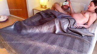 Горячий секс в постели, пока я снимаю видео