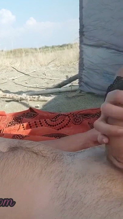 A feleségem egy idegen előtt rángatja a farkamat a nudista strandon | 1. rész