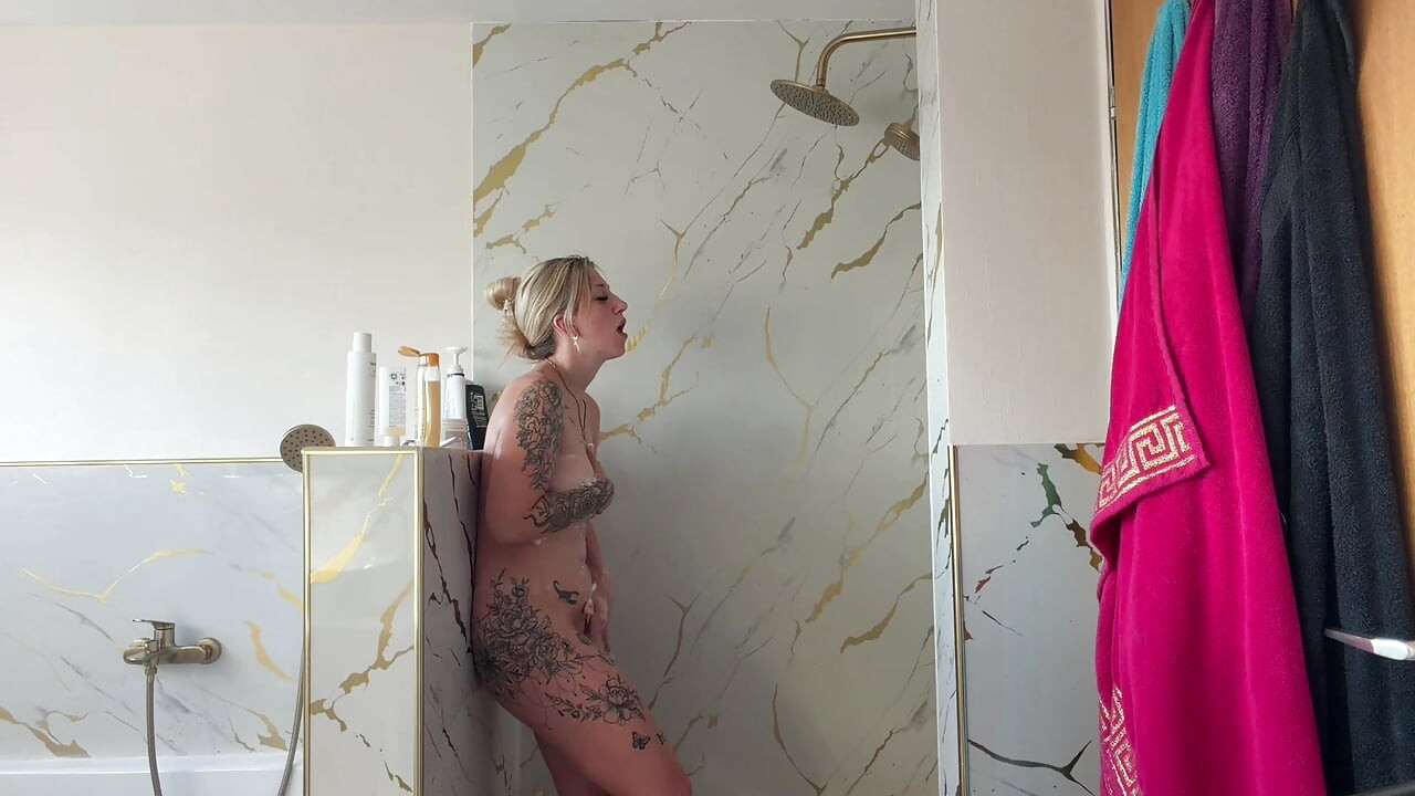 Blond dziwka patrzyła pod prysznicem