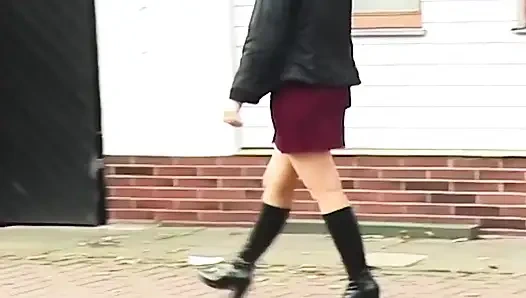 Киску блондинки с завязанными глазами зажимили и растянули широко раскрытые