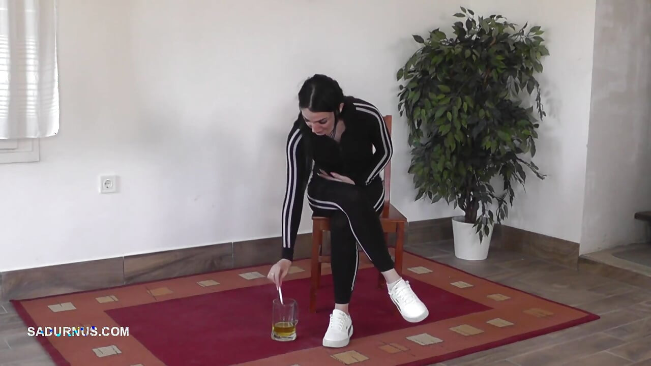 Majikan dyanna lagi asik membuat minuman