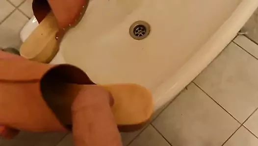 Cum içinde karısının takunya