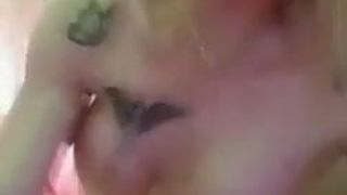 Une transsexuelle sexy baise une salope 32