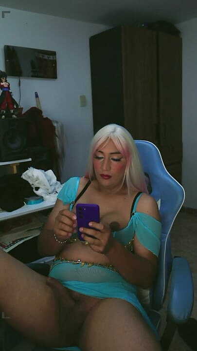 MAYAMAN NA TRANS NA MAY COSTUME AT NATURAL NA SUSO
