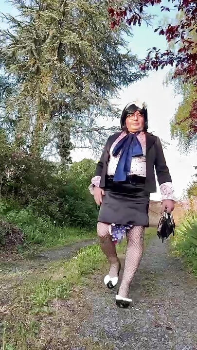 Kledd i et lite svart skjørt for en kveld ute