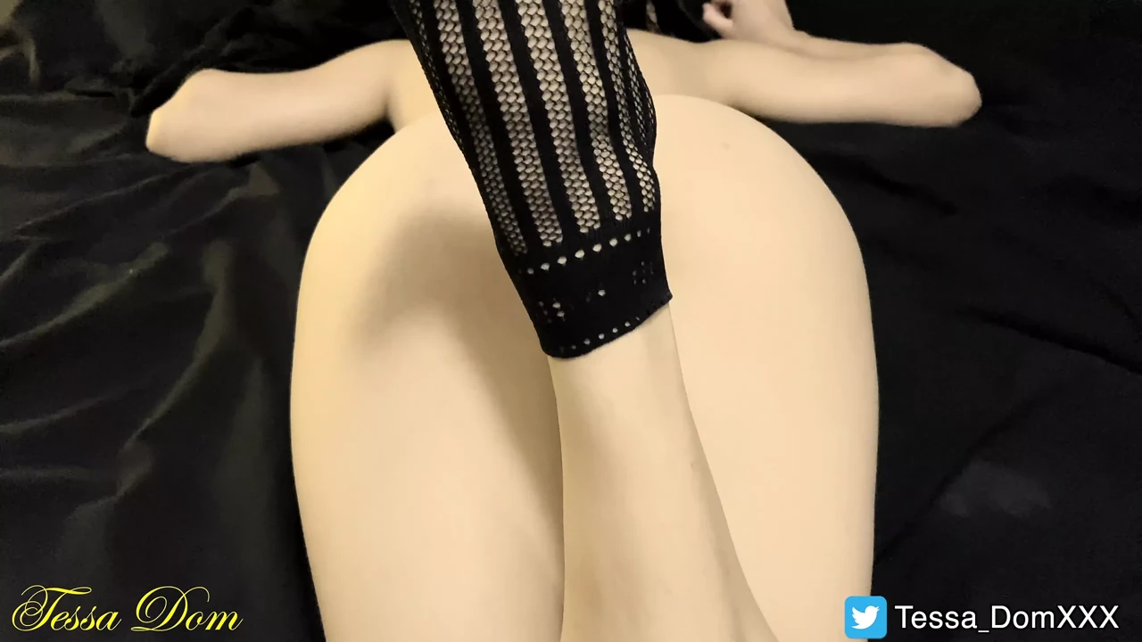 Mexican Tessa Dom gives an incredible feet show