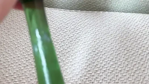 Она начинает играть возле зеркала и не останавливайтесь, пока не будет оргазм