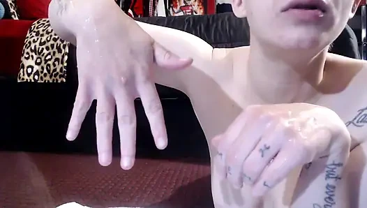 Плюющие руки, пропитанные слюной