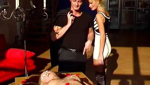 Yarak bu seksi sarışının tıraşlı amını dolduruyor