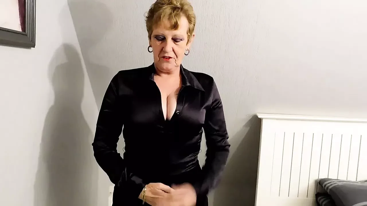 开裆内裤和缎面衬衫