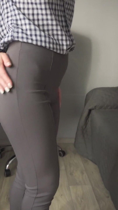 Secretara obraznică te seduce cu conturul ei de pizdă în pantaloni strâmți | Clipul 1