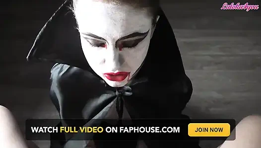 Tutkulu vampir kız büyük yarağı emiyor ve ağzına boşalıyor