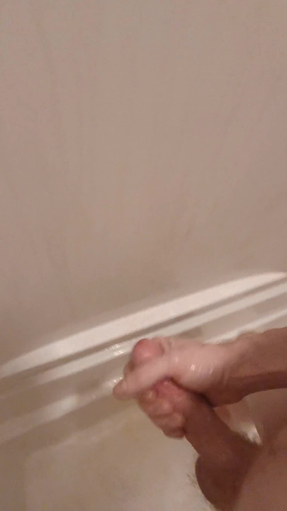 Bersenang-senang dan meniup beban di kamar mandi