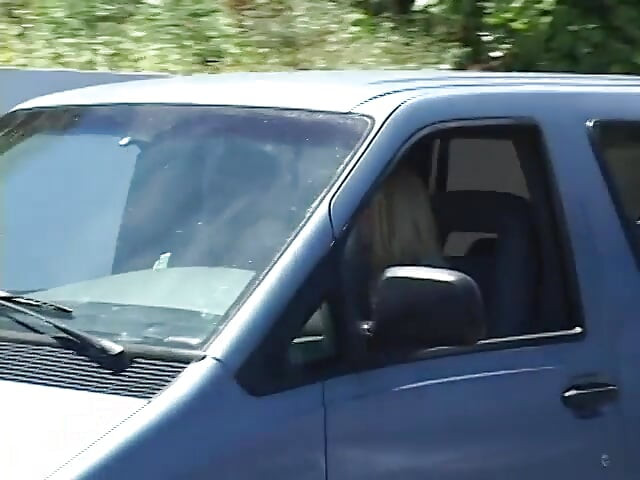 Loira madura ao ar livre chupa e engole a porra com prazer