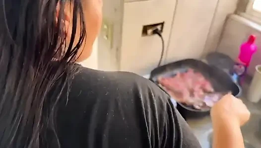 Üvey erkek kardeşimi evde barbekü yemeye davet ettim ama sonunda beni çok lezzetli sikiyor