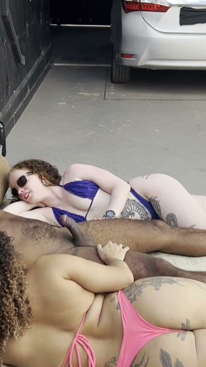 Neighbor went to ask for cold water and got along very well ate two hot girls without a condom who were sunbathing in the backyard | Clip 1