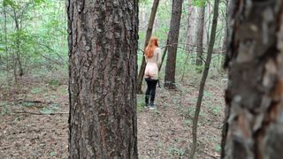 Linda garota pega na floresta