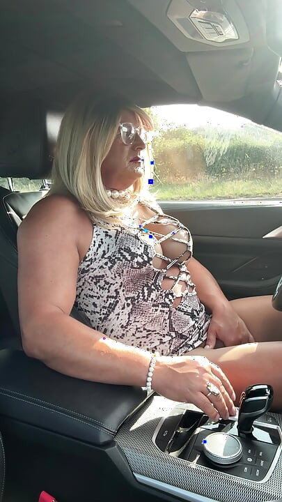 Sexig crossdresser kellycd2022 i vitt djurtryck och strumpbyxor som njuter av en eftermiddagstur
