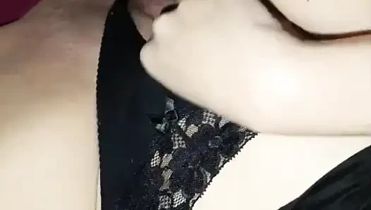 Bu sabah ellerimi tutamam. Bu ıslak amına mastürbasyon yapmak zorunda kaldım
