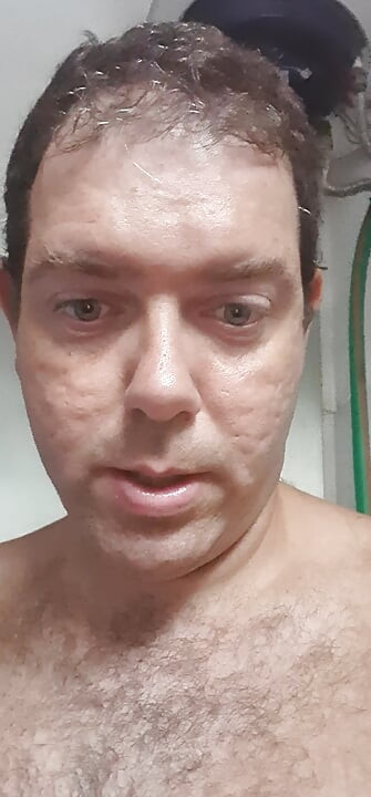 Chico desnudo en baño pubblic