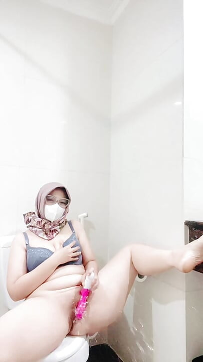 Hijab tobrut playing in the bathroom