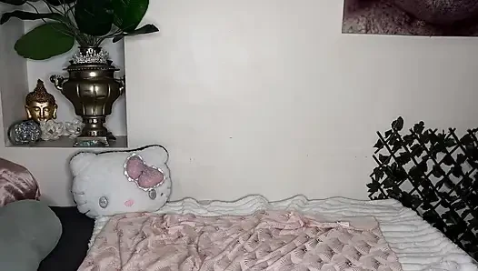 Stella fatale membuatnya dan tenggorokannya dengan kejam dan berakhir dengan mulutnya penuh dengan air mani