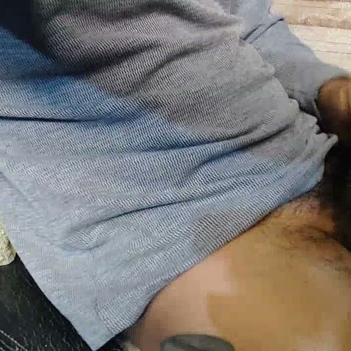 Um homem brinca sozinho com sua enorme protuberância antes de ejacular