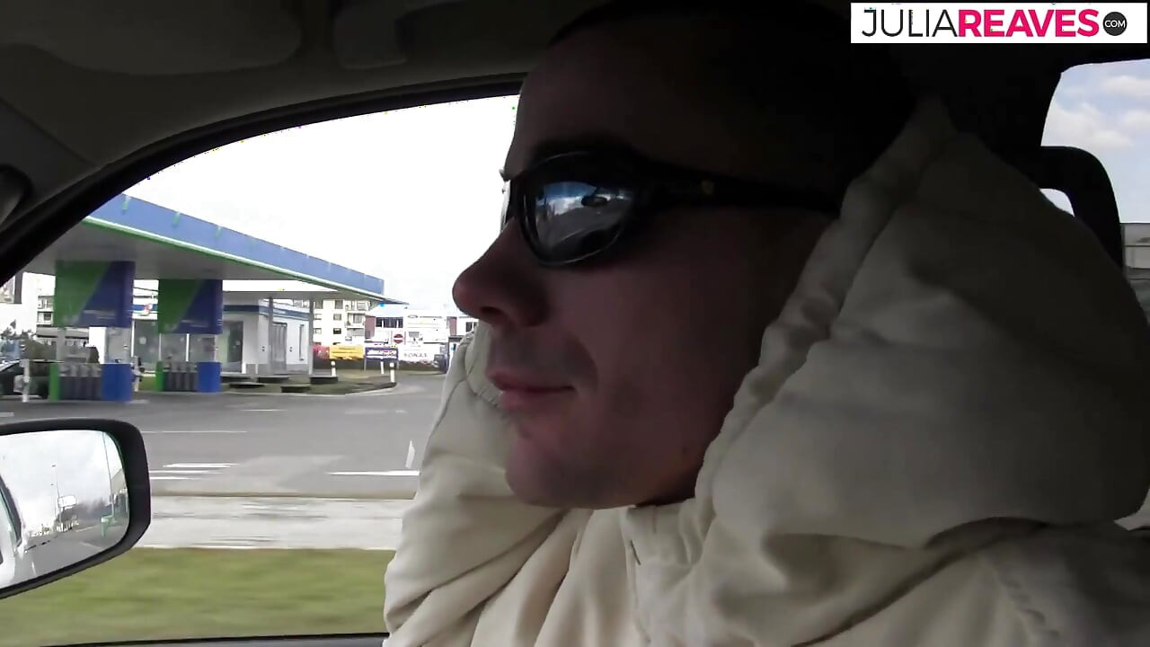 Solo garanhão Rob acaricia seu pau duro no carro