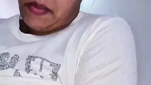 Aku hanya ingin bersamamu dan menempelkan jariku di pantatmu.