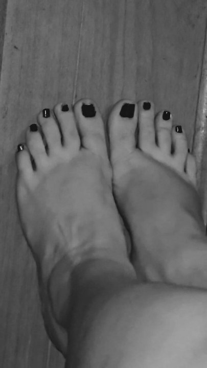 Sexy Toes Shining for Daddy