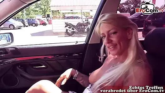 Niemiecka blond dziwka z ulicy ma randkę w miejscach publicznych