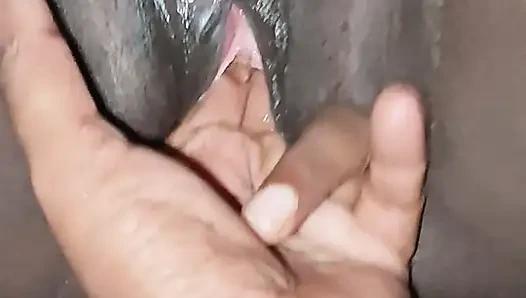 Meine frau steckte eine flasche bier in sie.
