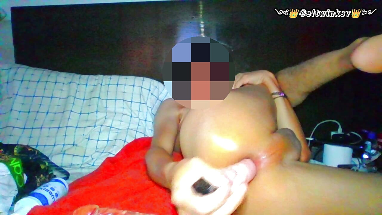 Salvadoran Morrito gets a two-headed dildo