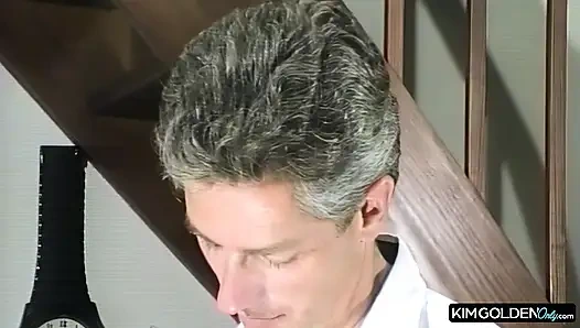 Leidenschaftlicher Oralverkehr mit kurviger Bruenetten