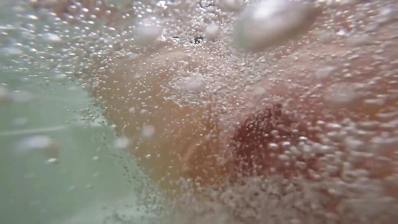 Diversão na minha buceta com os jatos potentes da banheira