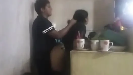 Hizmetçi mutfakta sikiliyor (karım neredeyse bizi buluyor)