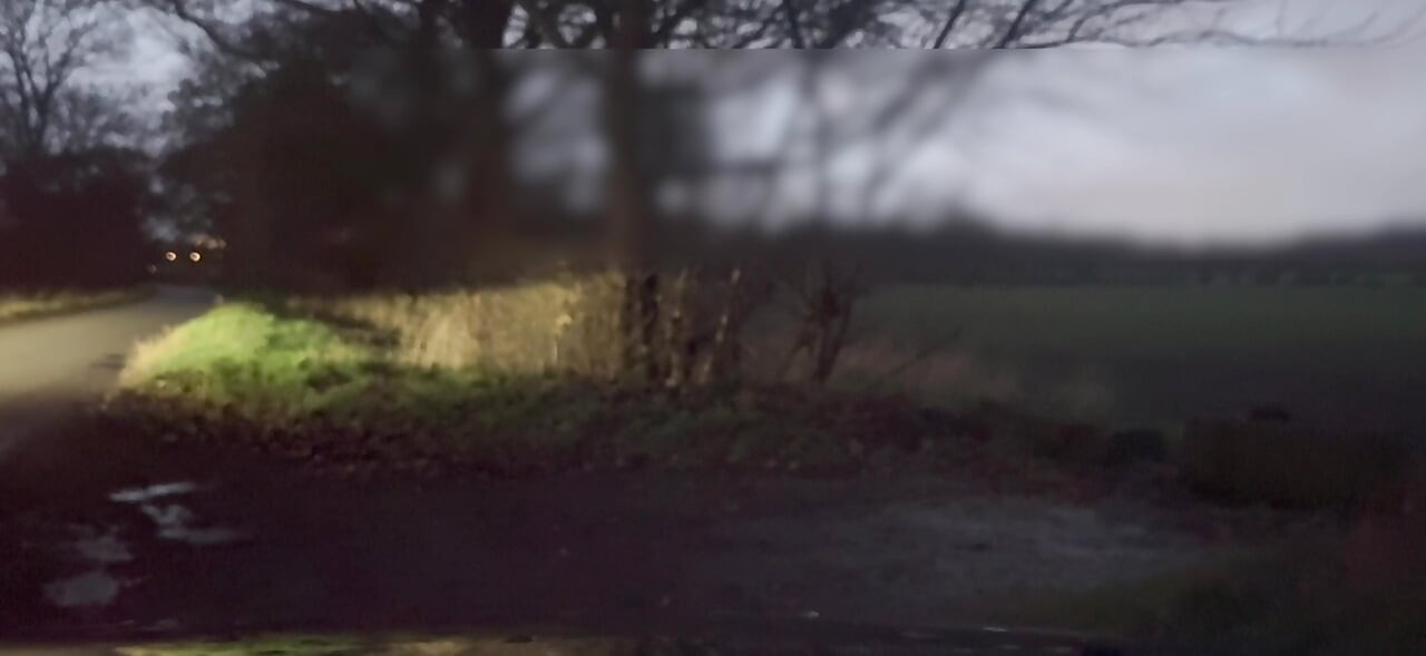 Γυμνή και ξυπόλητη κρύβεται από τα διερχόμενα αυτοκίνητα που κουνάνε και κουνάνε τον κώλο τους