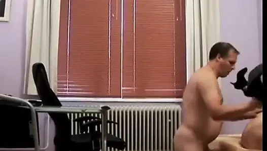 Tombul adam ateşli kızın şişman amını sikiyor