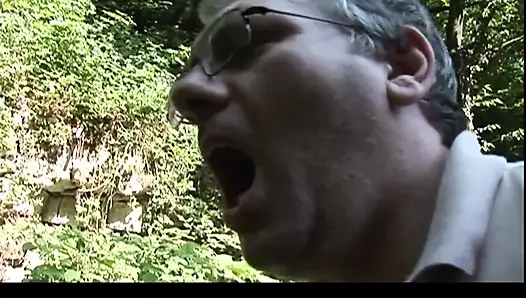 Фантастическую девушку с тугой киской трахнул и камшот на маленькие сиськи зрелый член