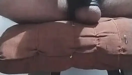Porno ve taşak sedyesi ile boşalıyor
