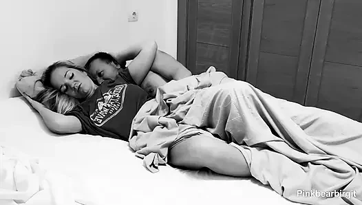 Tante seksi yang sange ini berusaha untuk nggak crot di tengah malam!