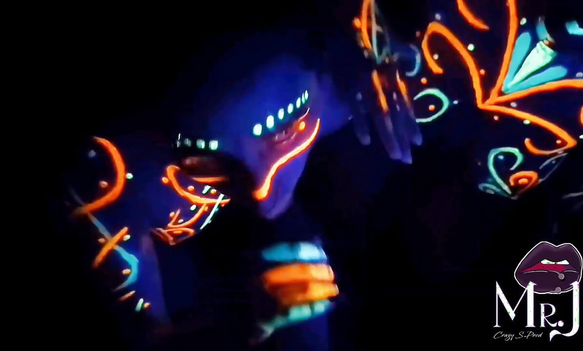 เซ็กซ์กับเพ้นท์สี UV กับนิกซ์และดโมน่า