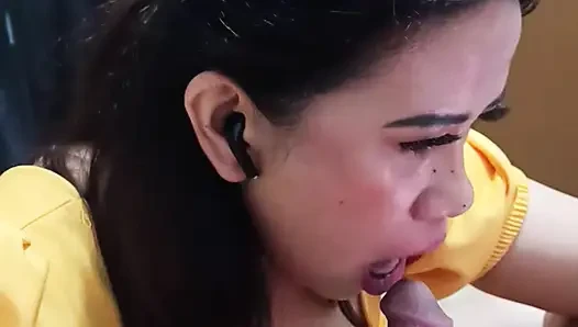 MILF Ehefrau mit dicken titten lud den vertrauten Freund seines Ehemanns ein, dies beim Live-Streaming zu ermöglichen.
