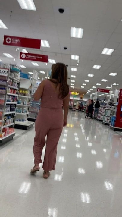 Țintă milf în roz cu sandale