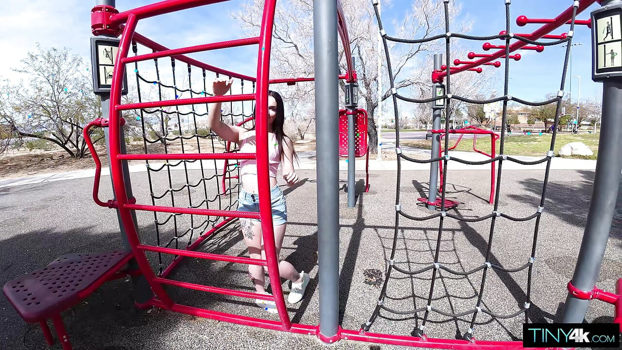 Joaca în parc o face pe Alina Voss flămândă după pulă